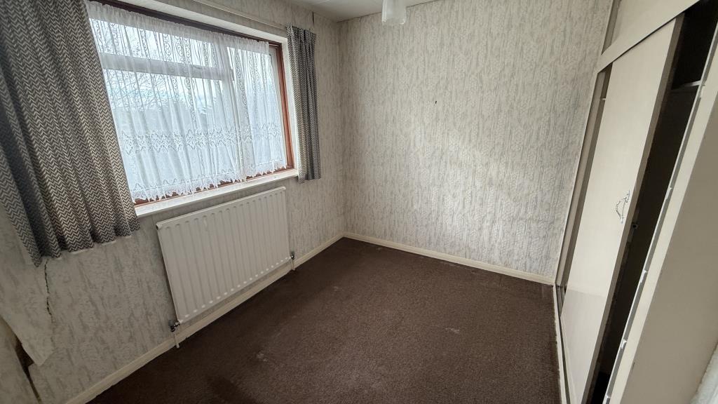 Lot: 115 - VACANT HOUSE IN NEED OF REFURBISHMENT AND REPAIR - Internal image of Bedroom 2 from landing
